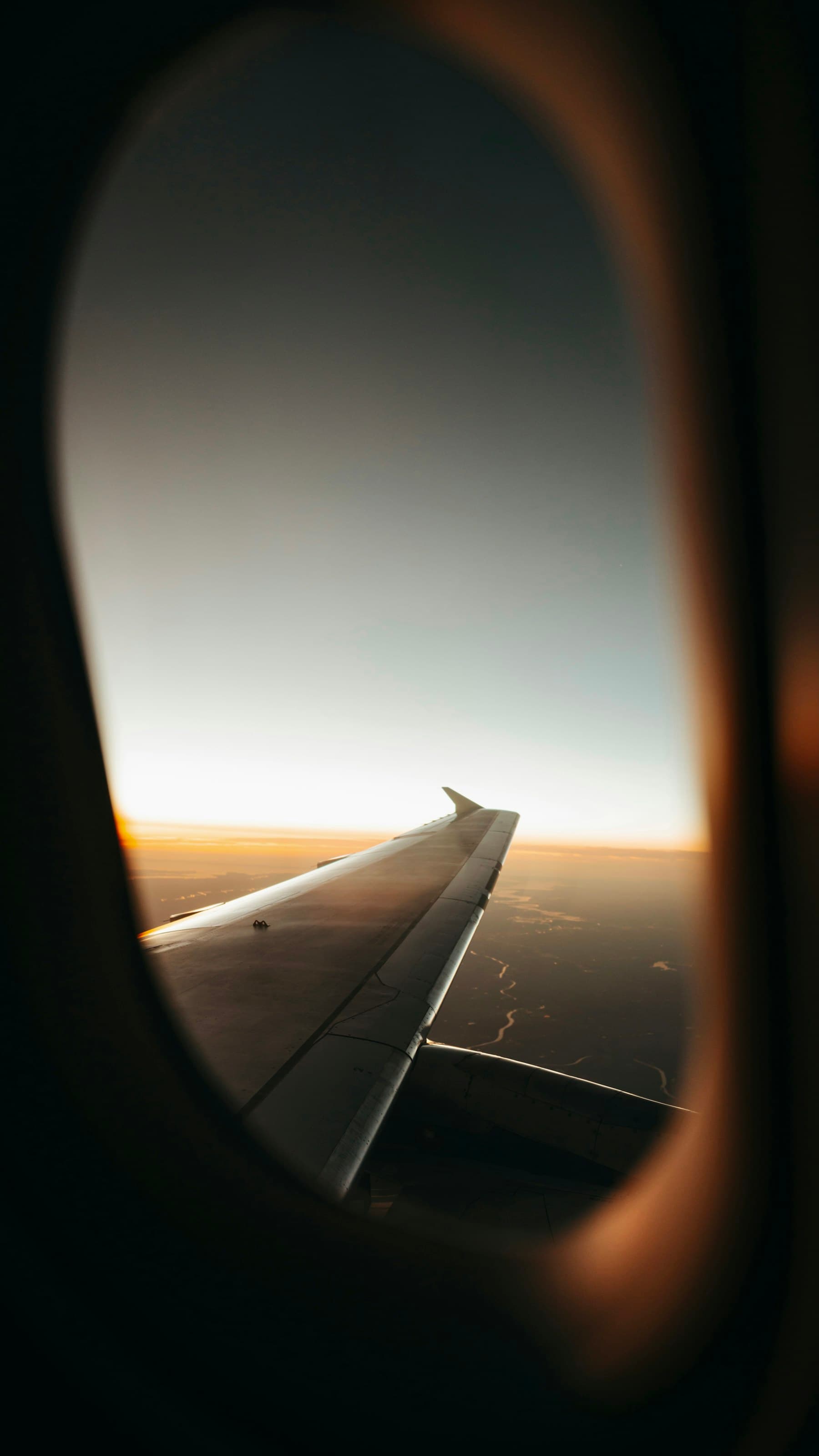 Vista pela janela de um avião durante o voo